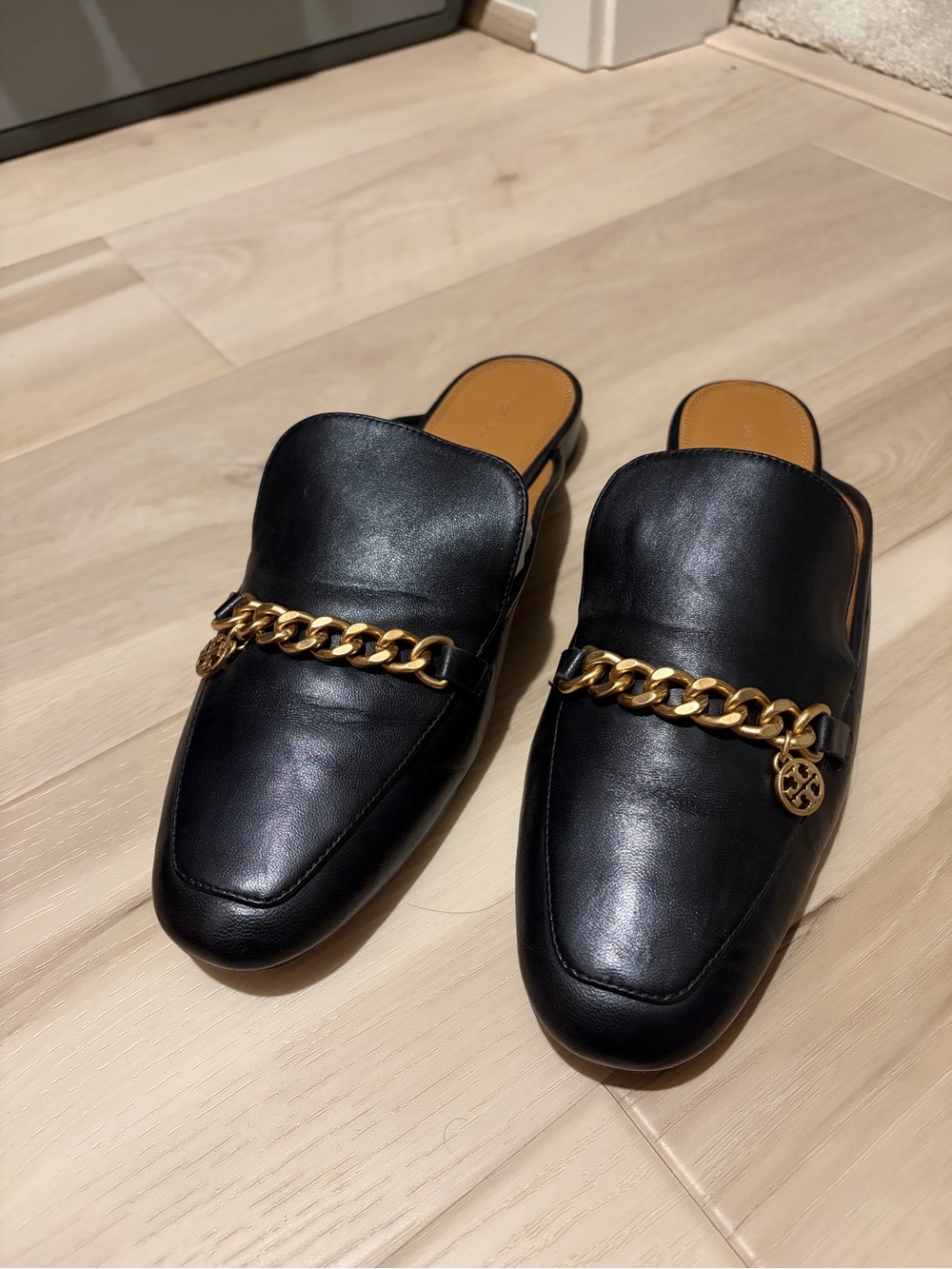 Black Leather Tory BurchSlip-On Woman’s Loafers with Gold Chain Detail